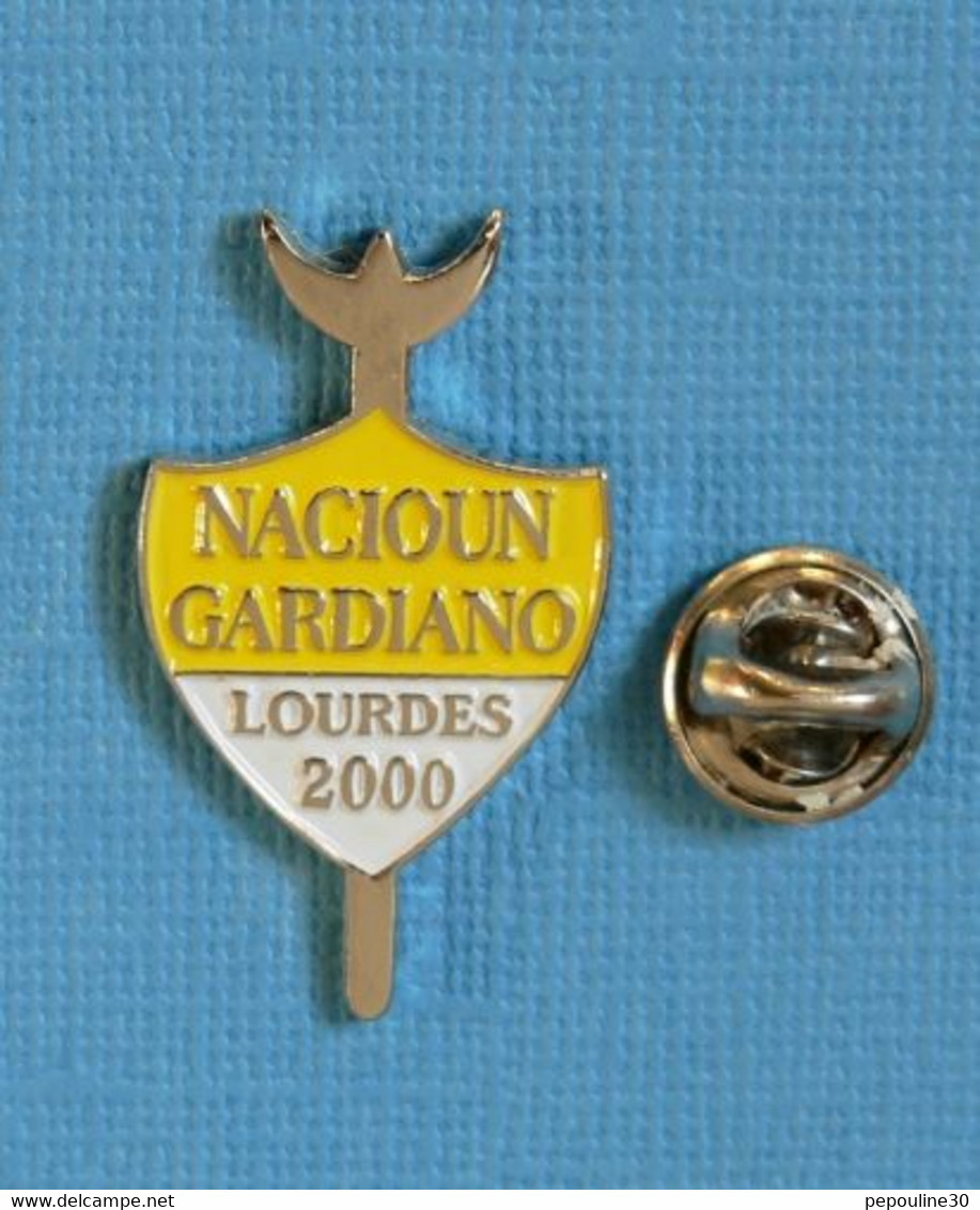 1 PIN'S //  ** NACIOUN GARDIANO LOURDES / 2000 ** - Tauromachie - Corrida