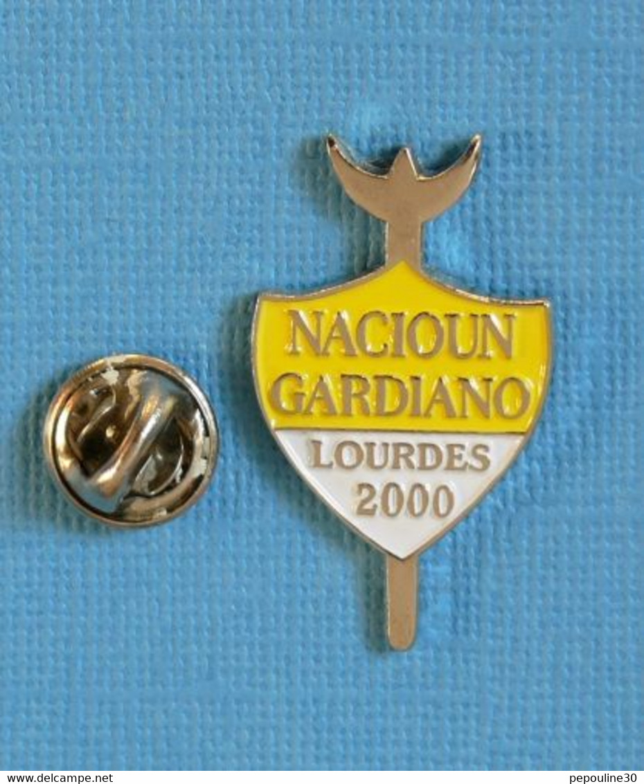 1 PIN'S //  ** NACIOUN GARDIANO LOURDES / 2000 ** - Tauromachie - Corrida