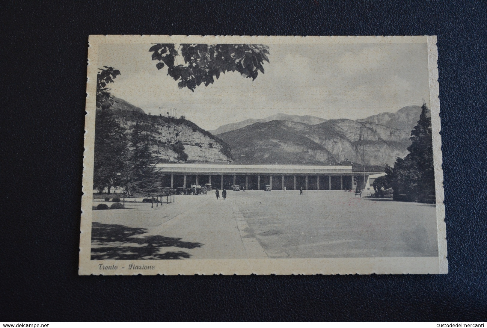 CARTOLINA PRIMA GIORNATA FILATELICA TRENTINA VG 1947 STAZIONE FERROVIARIA CON AUTO TRENTO "IN CORSO PARTICOLARE" TIMBRO - Einweihungen