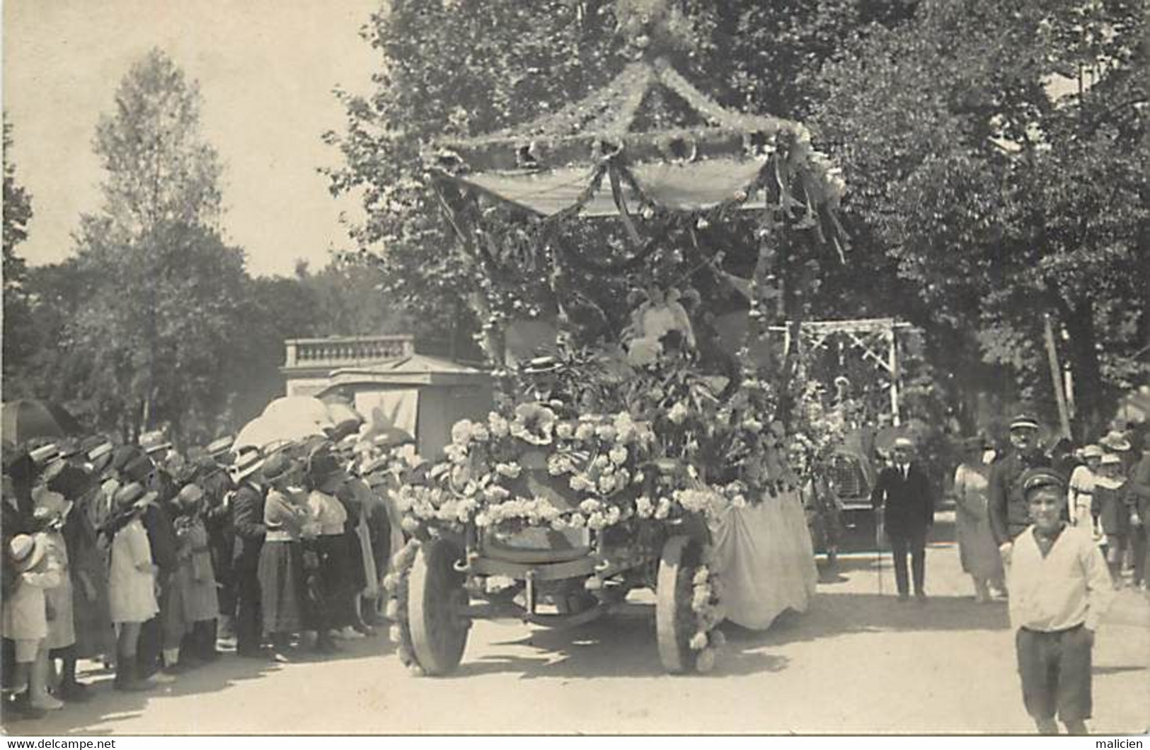 - Allier -ref-C777- Vichy - Carte Photo Defilé Voitures Fleuries  Fête à Identifier - Fêtes - Phot.scharlowsky - - Vichy