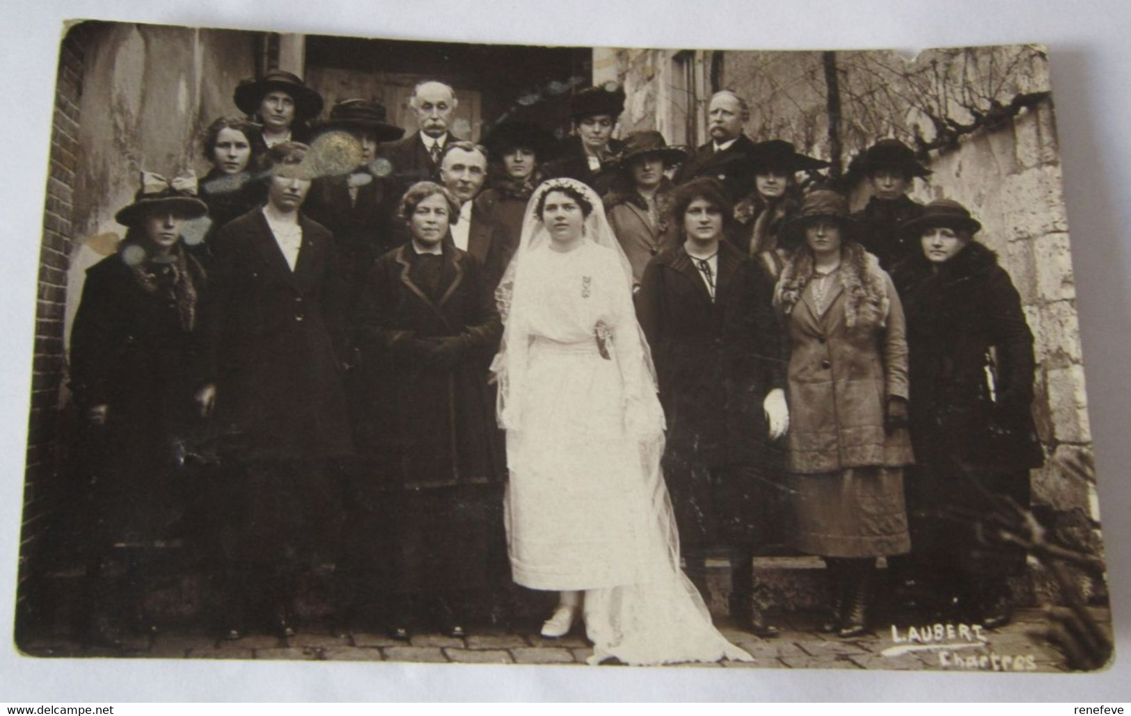 Carte Photo - La Mariée Porte Une Médaille Sur La Robe  Pas De Marié (mariage Posthume????°)photo LAUBERT Chartres - Noces