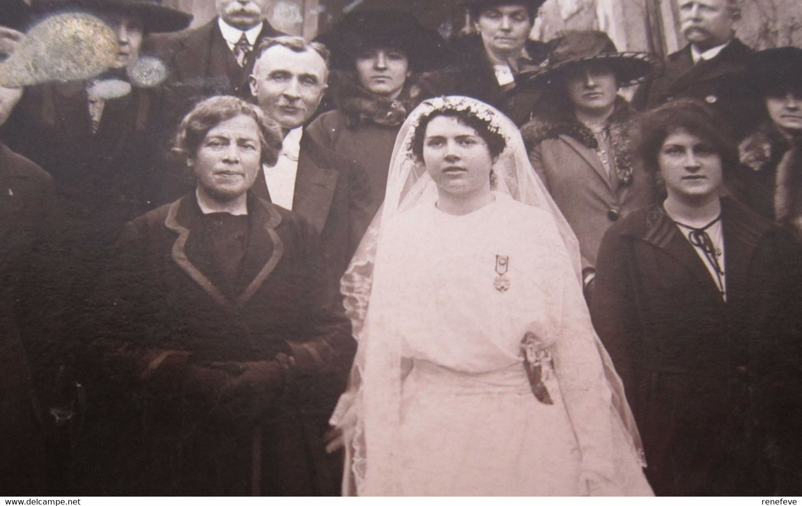 Carte Photo - La Mariée Porte Une Médaille Sur La Robe  Pas De Marié (mariage Posthume????°)photo LAUBERT Chartres - Noces