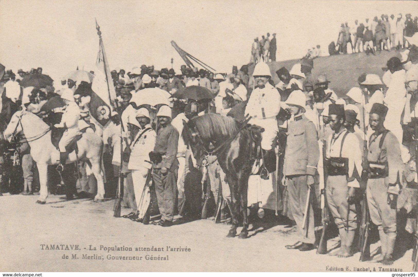 TAMATAVE LA POPULATION ATTENDANT L'ARRIVEE DE M MERLIN GOUVERNEUR GENERAL - Madagascar