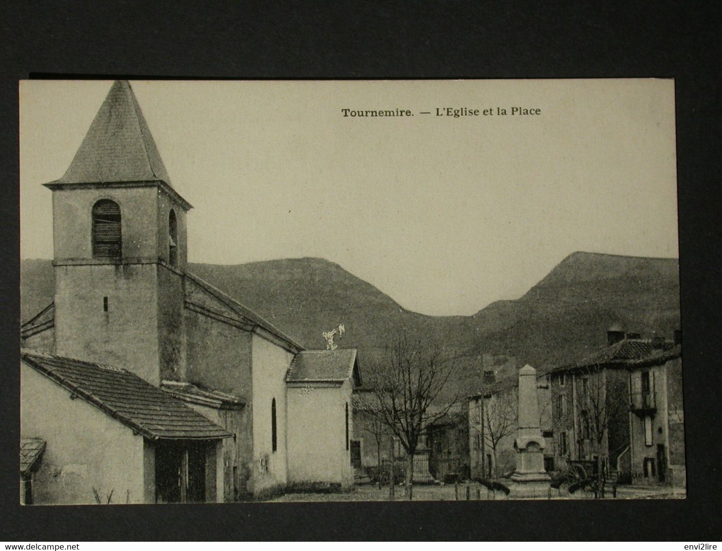 Ref6208 CPA Tournemire (Aveyron) - L'église Et La Place - Monument Aux Morts - Andere & Zonder Classificatie