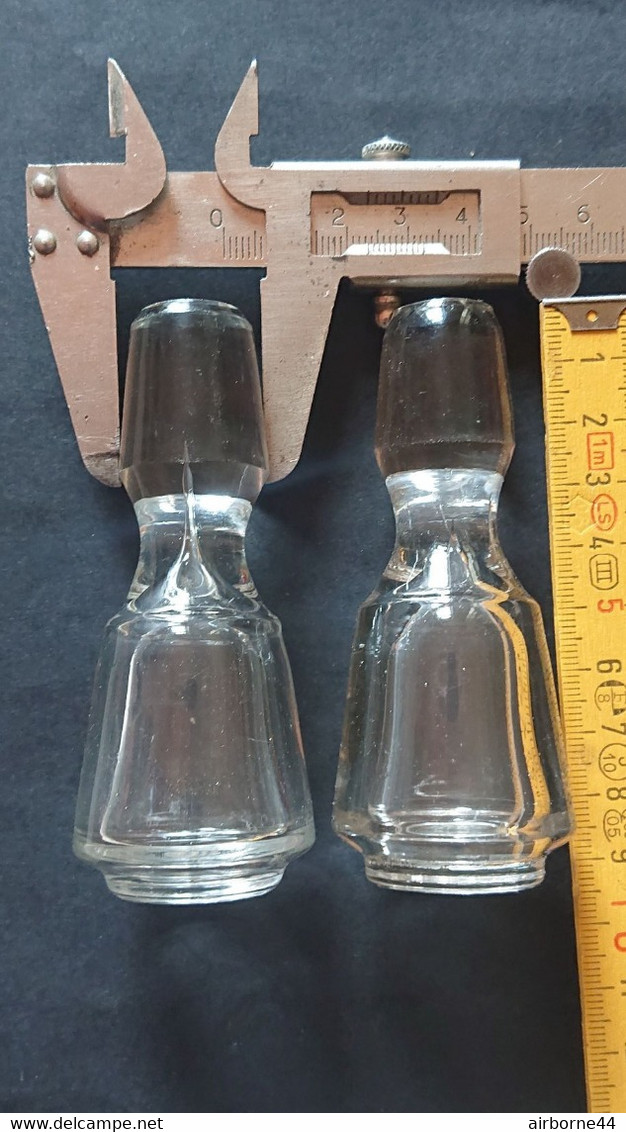 2 BOUCHONS IDENTIQUES DE CARAFE EN VERRE - Caraffe