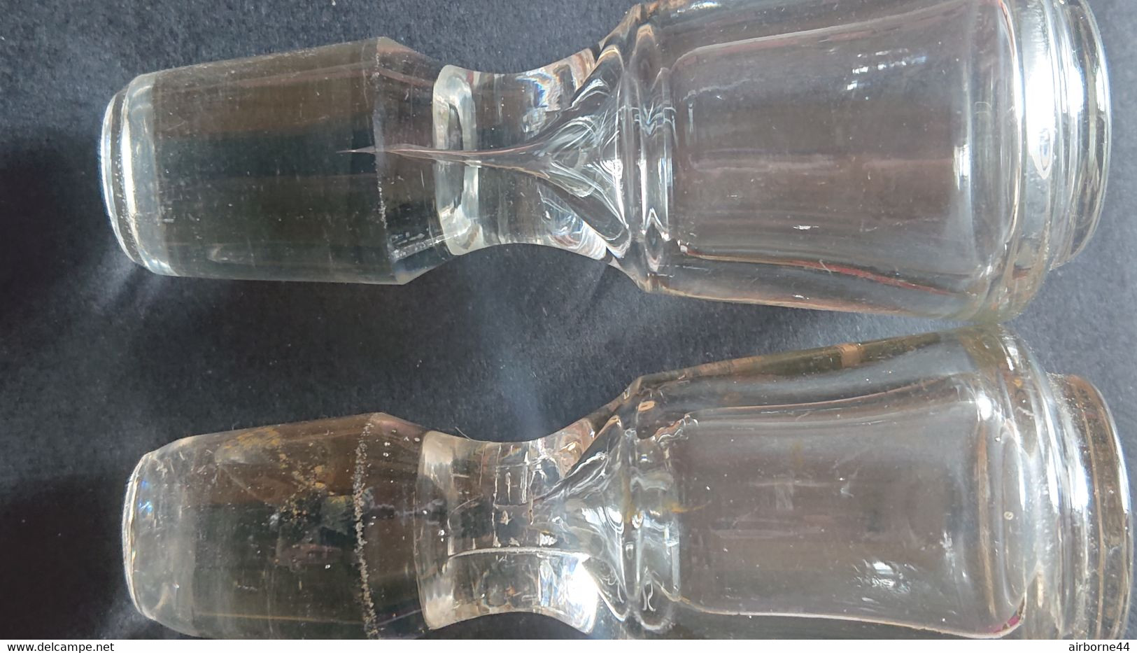 2 BOUCHONS IDENTIQUES DE CARAFE EN VERRE - Caraffe