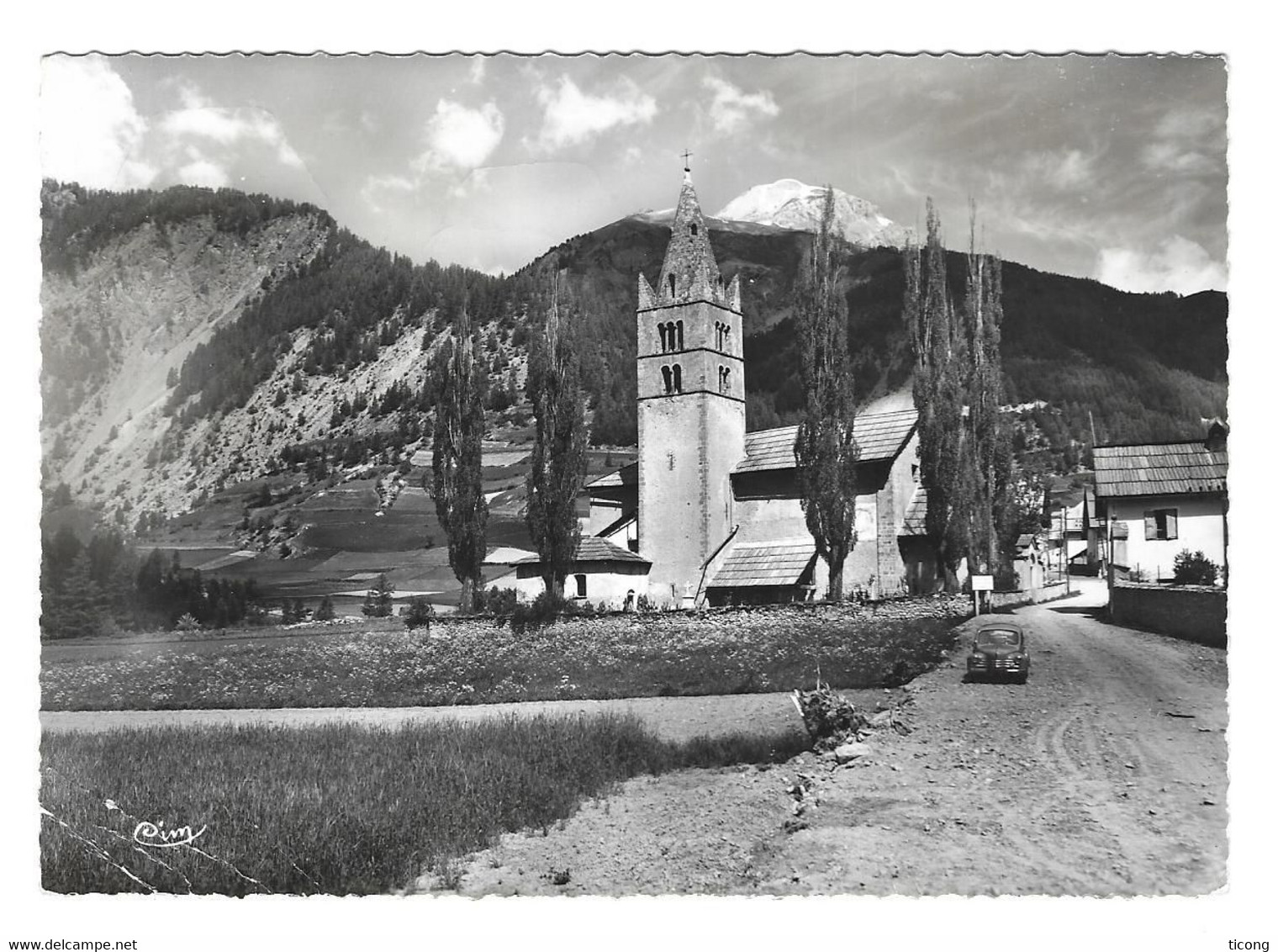 ARVIEUX HAUTES ALPES - L EGLISE, UNE VOITURE, RARE VUE EDITIONS COMBIER, CACHETS HEXAGONAUX POINTILLES DU VILLAGE 1959 - Autres & Non Classés