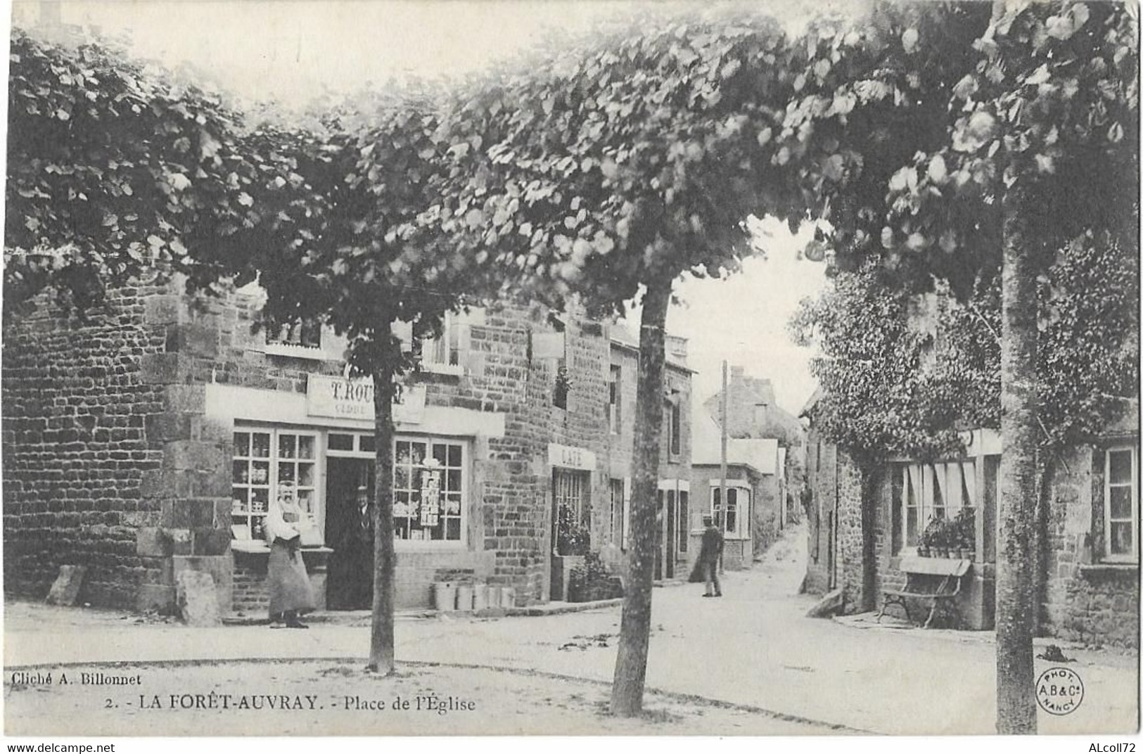 LA FORET AUVRAY: Place De L'église- Cliché Billonnet (écrite Par T. Roussel Commerce De Cidre, Magasin Sur La Cp) - Altri & Non Classificati