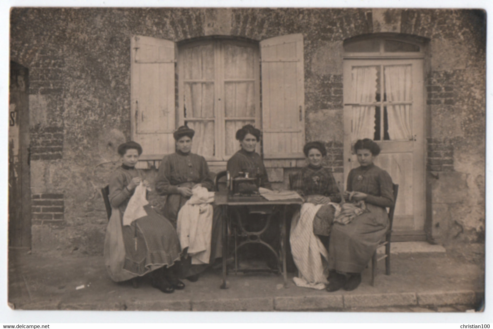 CARTE PHOTO : COUTURIERES - MACHINE A COUDRE - TAILLEUSES - FACONNEUSES - 2 SCANS - - Kunsthandwerk