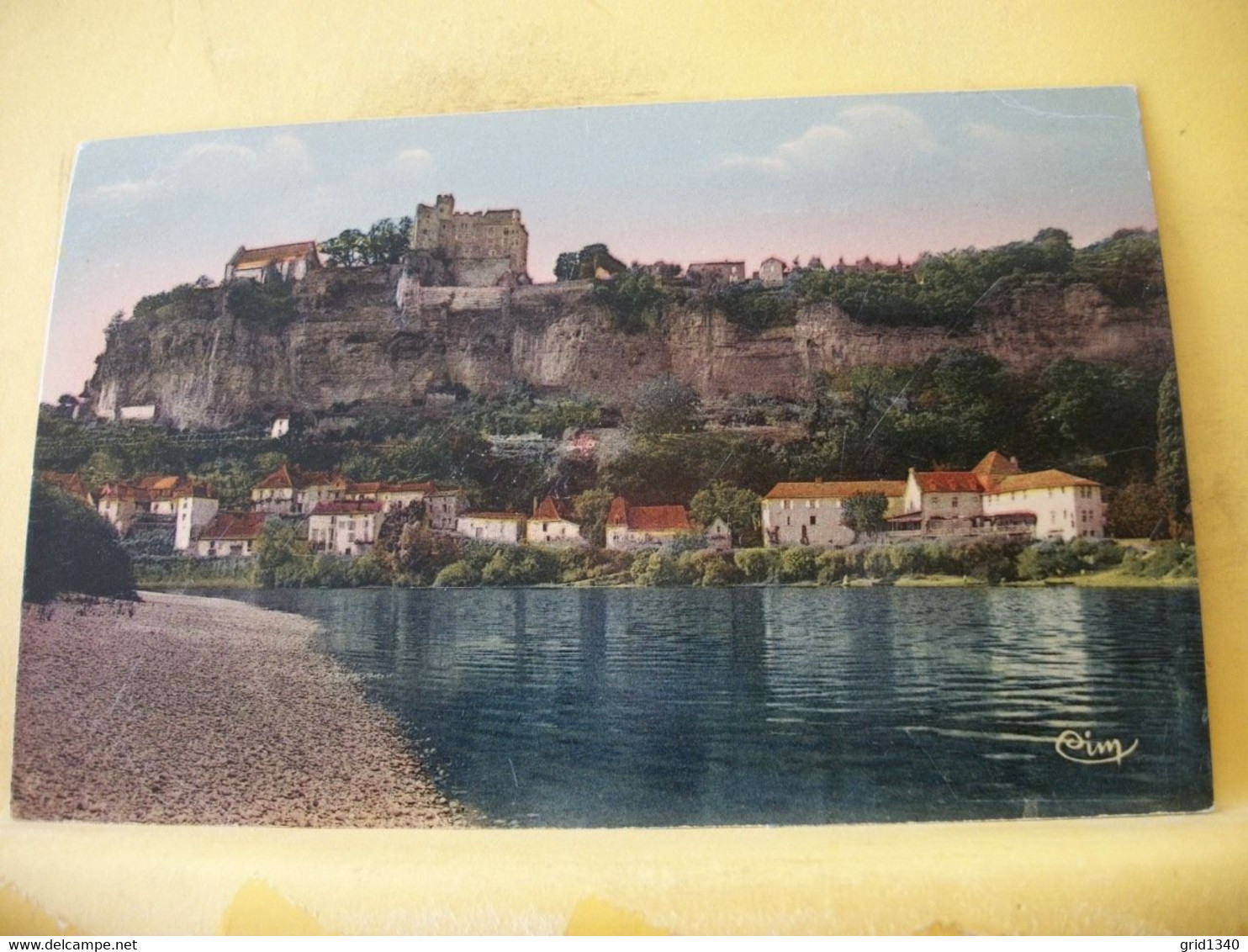 24 8601 CPSM PM COLORISEE - 24 BEYNAC. LE BOURG ET SON CHATEAU FEODAL DU XIVe SIECLE. EDITEUR COMBIER - Altri & Non Classificati