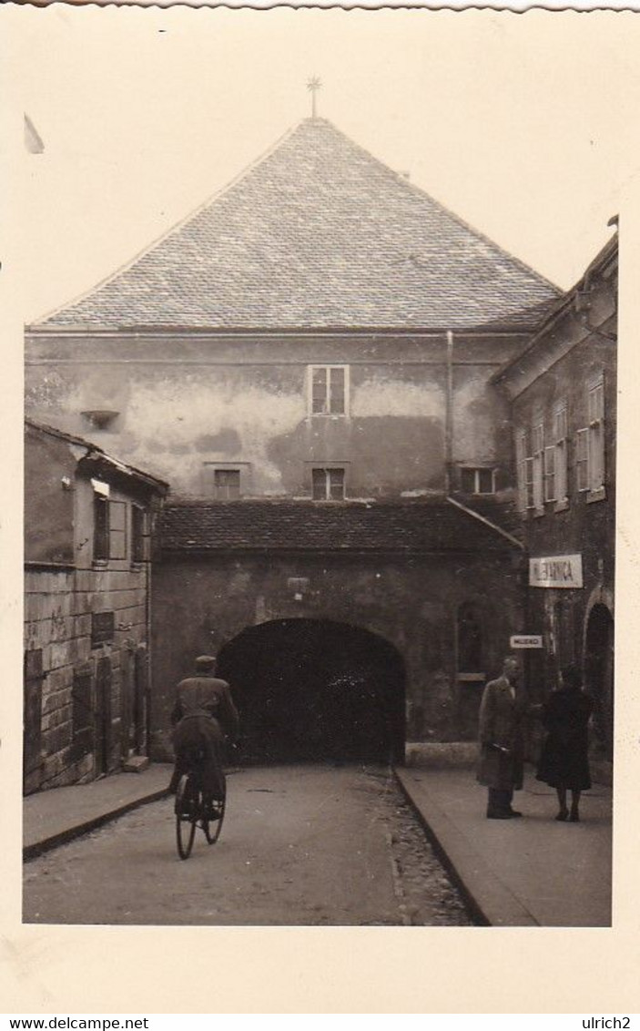 AK Foto Zábřeh - Fahrradfahrer Straße Stadttor Passanten - 1944 (54967) - Sudeten