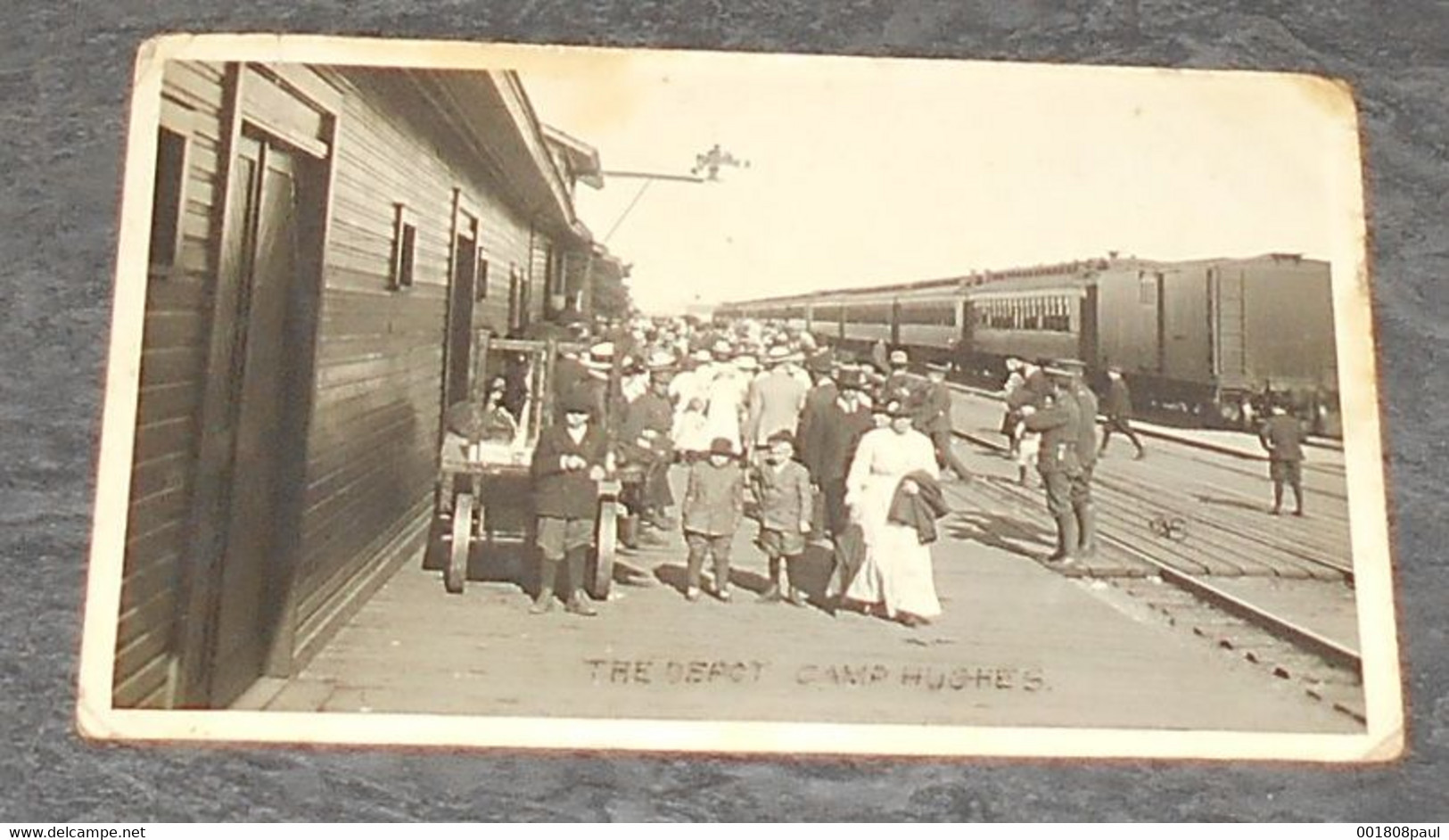 Rare Carte Postale Photographie : The Depot  Camp Hugues   ::: Animation Trains - Chemin De Fer   ----------- Alb 3 - Andere & Zonder Classificatie