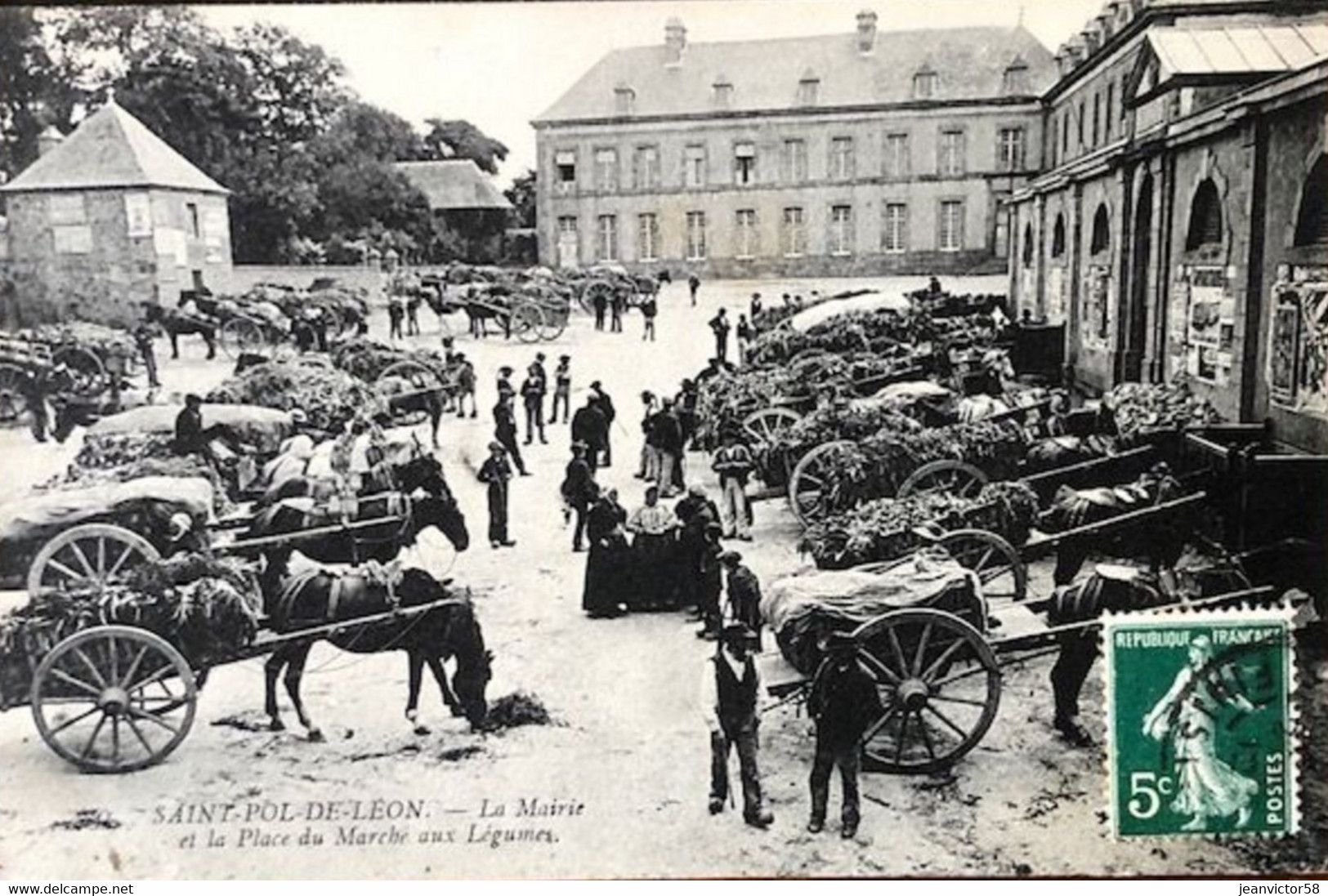 St Pol De Léon   La Mairie  Et La Place Du Marché Aux Légumes - Saint-Pol-de-Léon