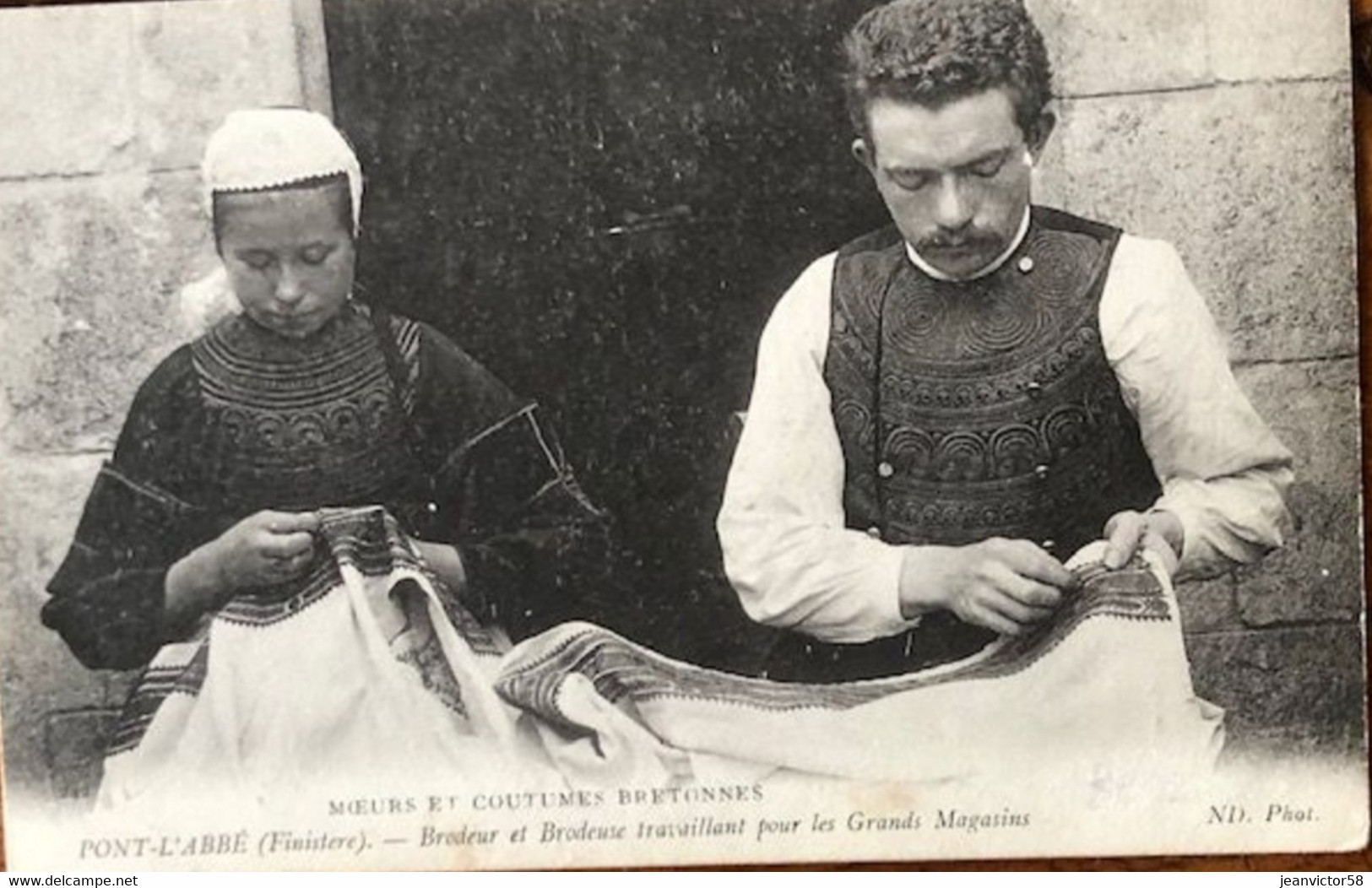 Moeurs Et Coutumes  Bretonnes  Pont L'Abbé  VBrodeur Et Brodeuse Travaillant Pour Les Grands Magasins ND Phot - Pont L'Abbe