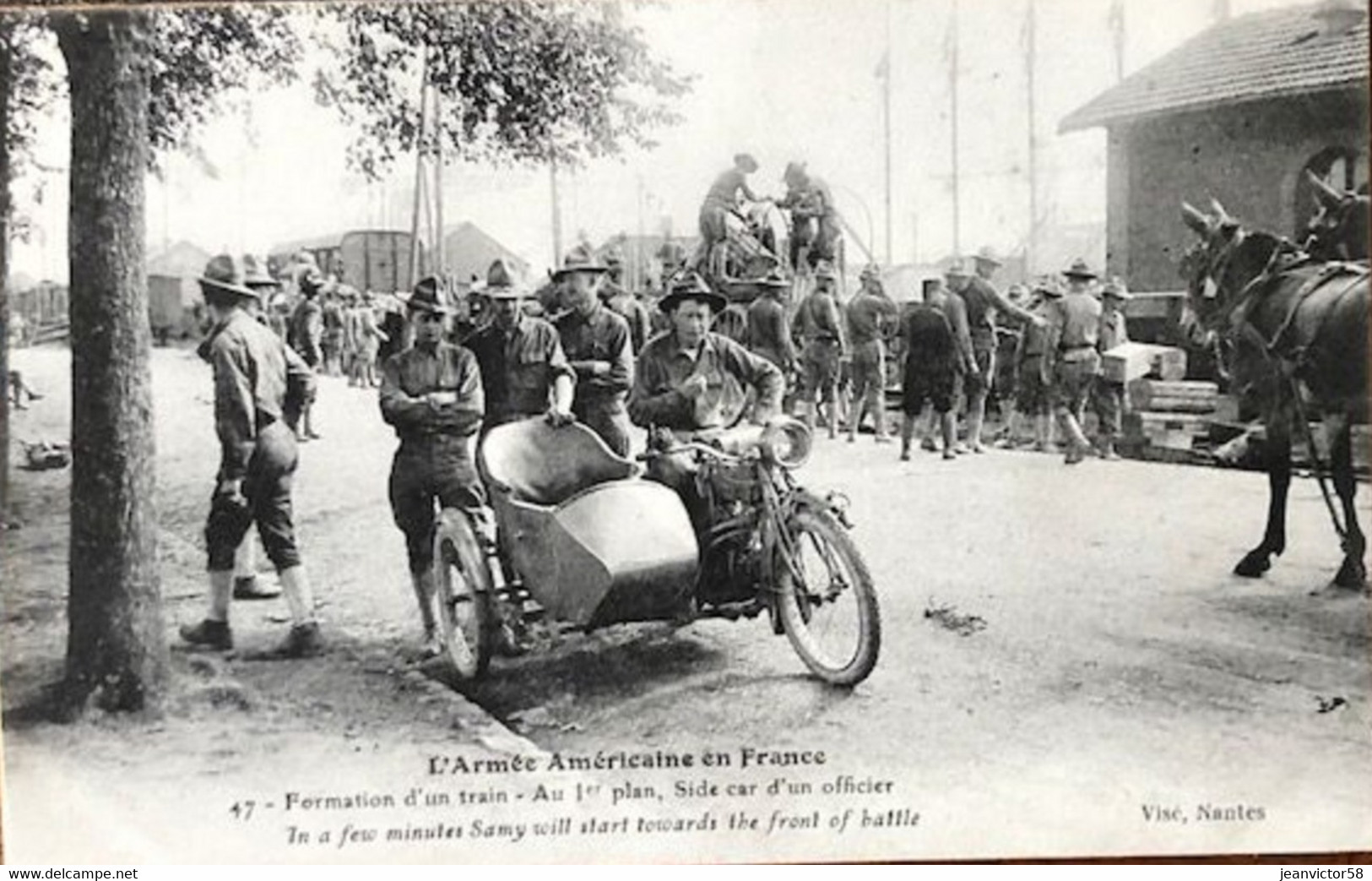 L'armée Américaine En France . 47 .Formation D'un Train Au 1 Er Plan Side D'un Officier  + Texte En Anglais  Visé Nantes - Pays De La Loire