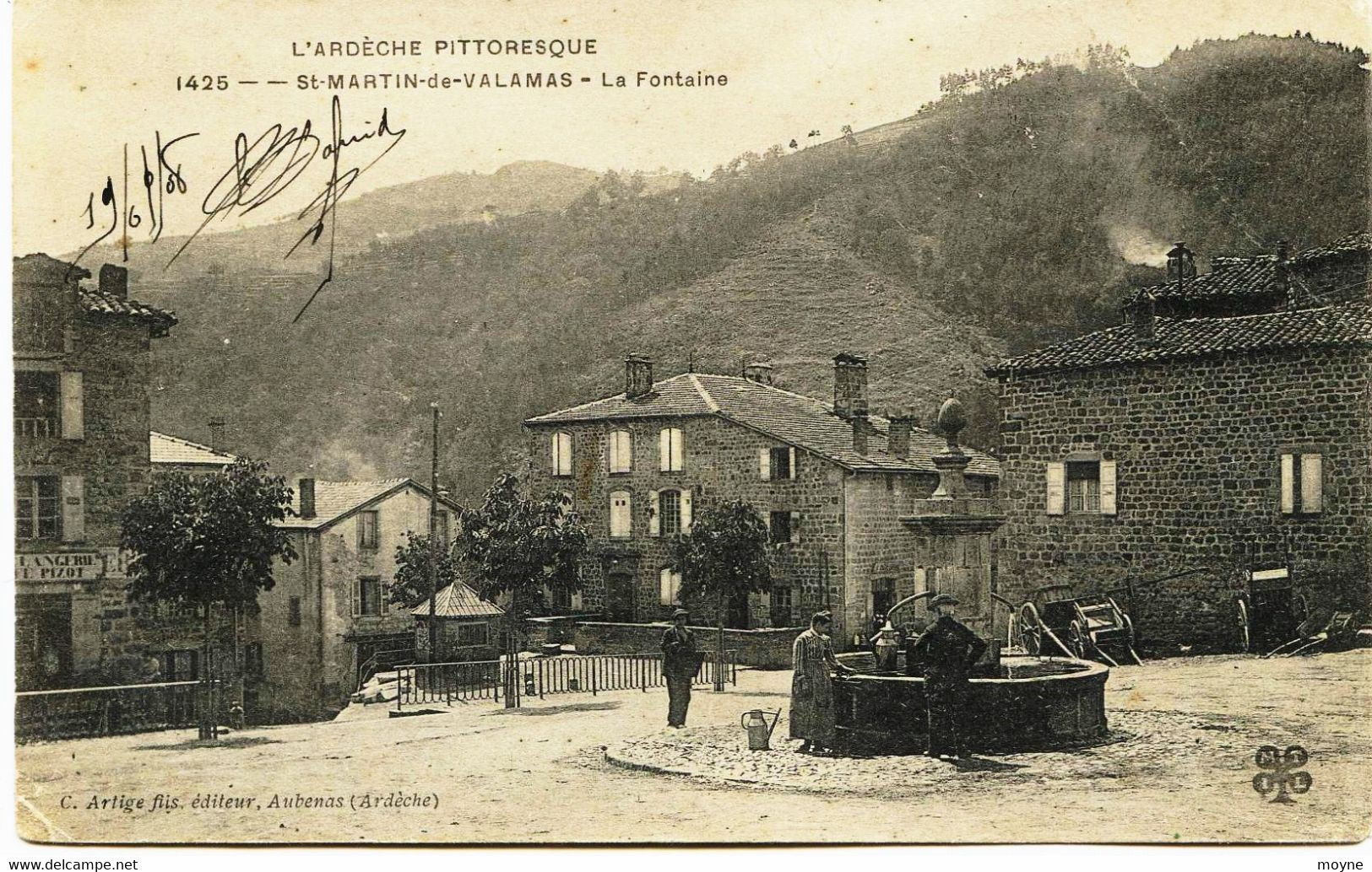 7358 - Ardéche -  SAINT MARTIN De VALAMAS : La Fontaine Et La Boulangerie PIZOT à Gauche (disparue ?)- Circulée En  1908 - Saint Martin De Valamas