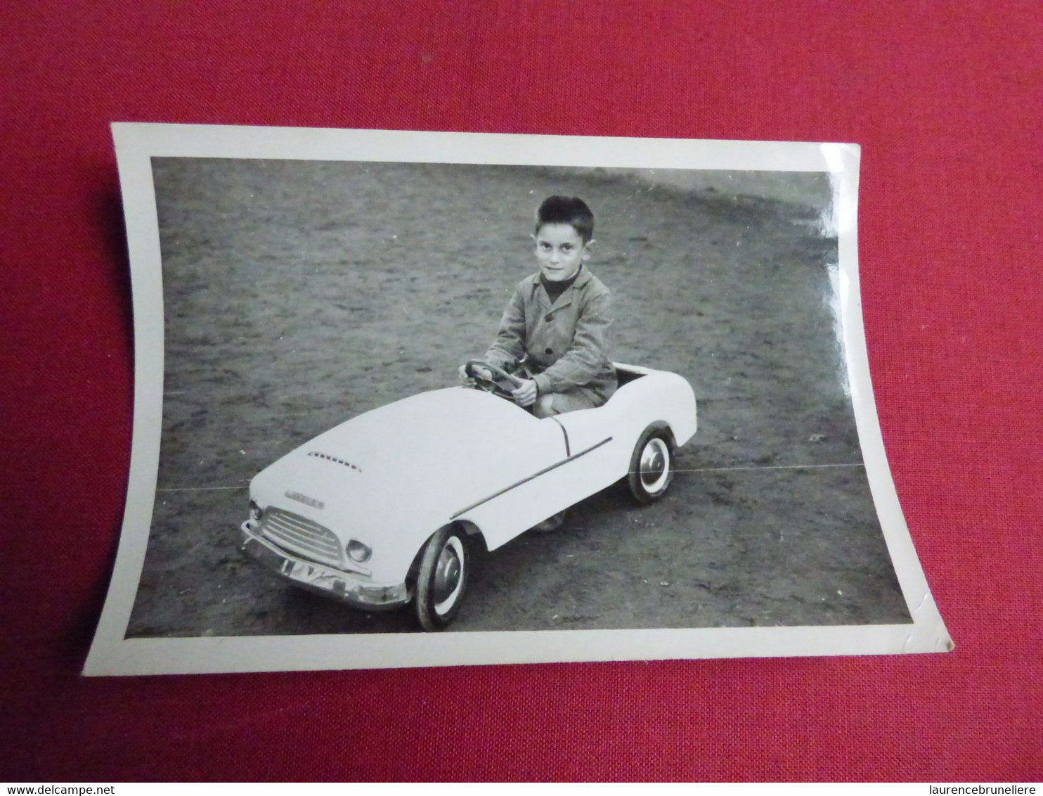 PHOTOGRAPHIE ENFANT DANS AUTOMOBILE A PEDALE DE MARQUE CHRYSLER - Coches