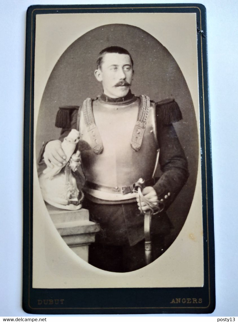 Photographie CDV Militaire CUIRASSIER - 1 Sur Col - Photo Dubut à ANGERS -TBE - Guerre, Militaire