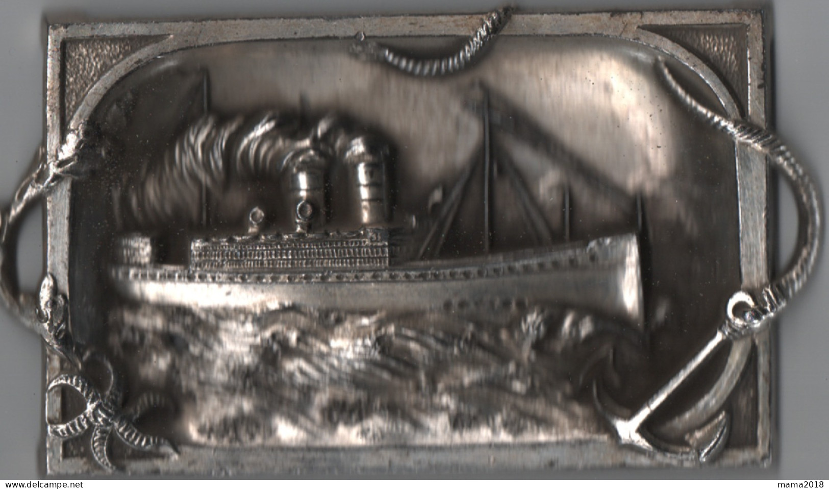 Bateau  à Vapeur En Forme De  Cendrier ( Beau Relief   145 Mm X 80 Mm  Poids 200 Gr ) - Metal