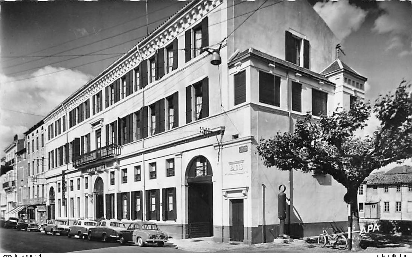 Castres           81           Le Grand Hôtel .  Dauphine Renault        (voir Scan) - Castres