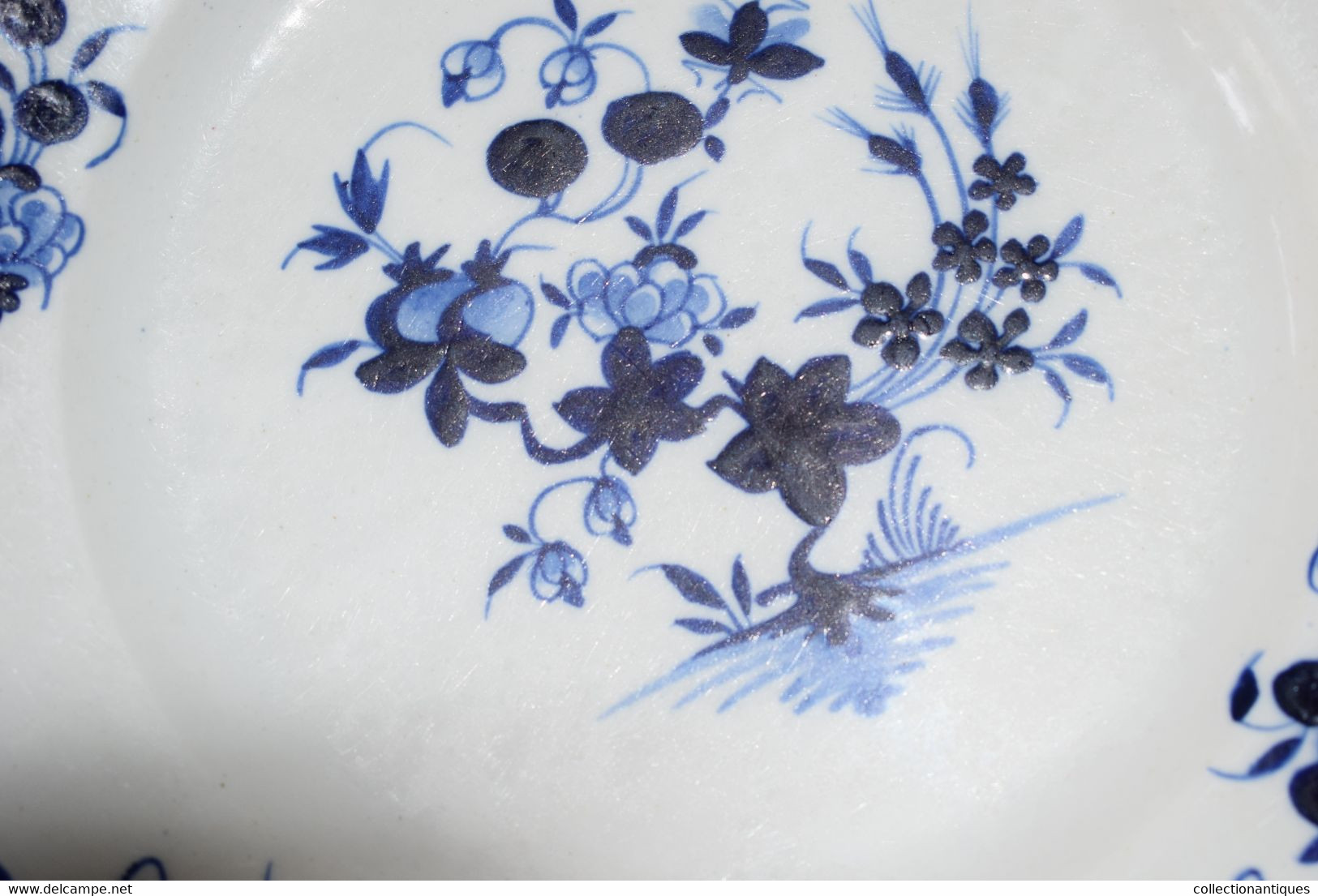 2 Assiettes Porcelaine De Tournai Décor à La Mouche - 24,5 Cm - Bleu Intense - Doornik (BEL)