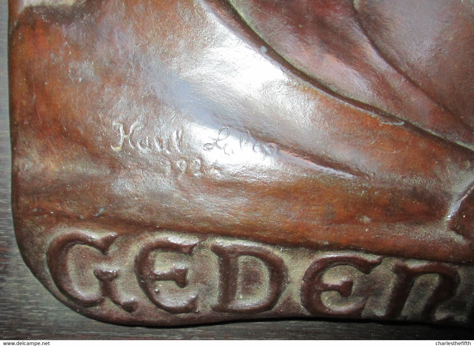 SUPERBE BAS RELIEF EN BRONZE SUR CHENE * GEDENK BRUGGE * - Sculpteur LALOO, Karel (1883 - 1957) * Signée 1924 - Bronzen