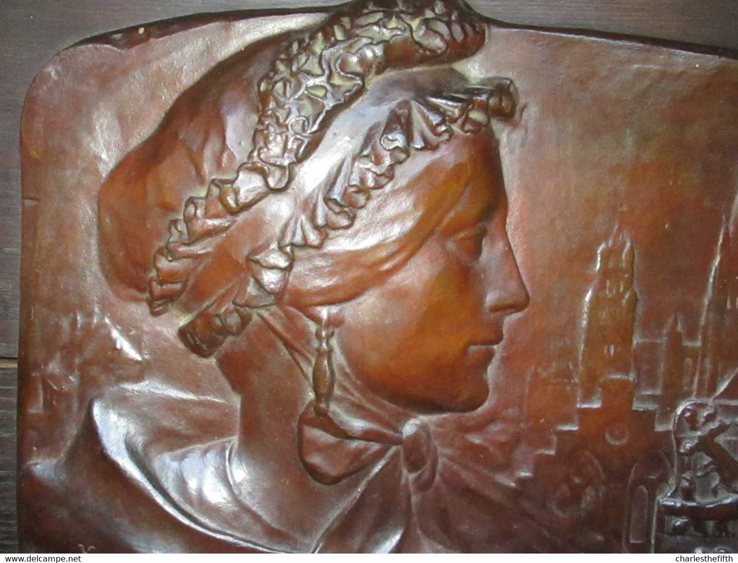 SUPERBE BAS RELIEF EN BRONZE SUR CHENE * GEDENK BRUGGE * - Sculpteur LALOO, Karel (1883 - 1957) * Signée 1924 - Brons