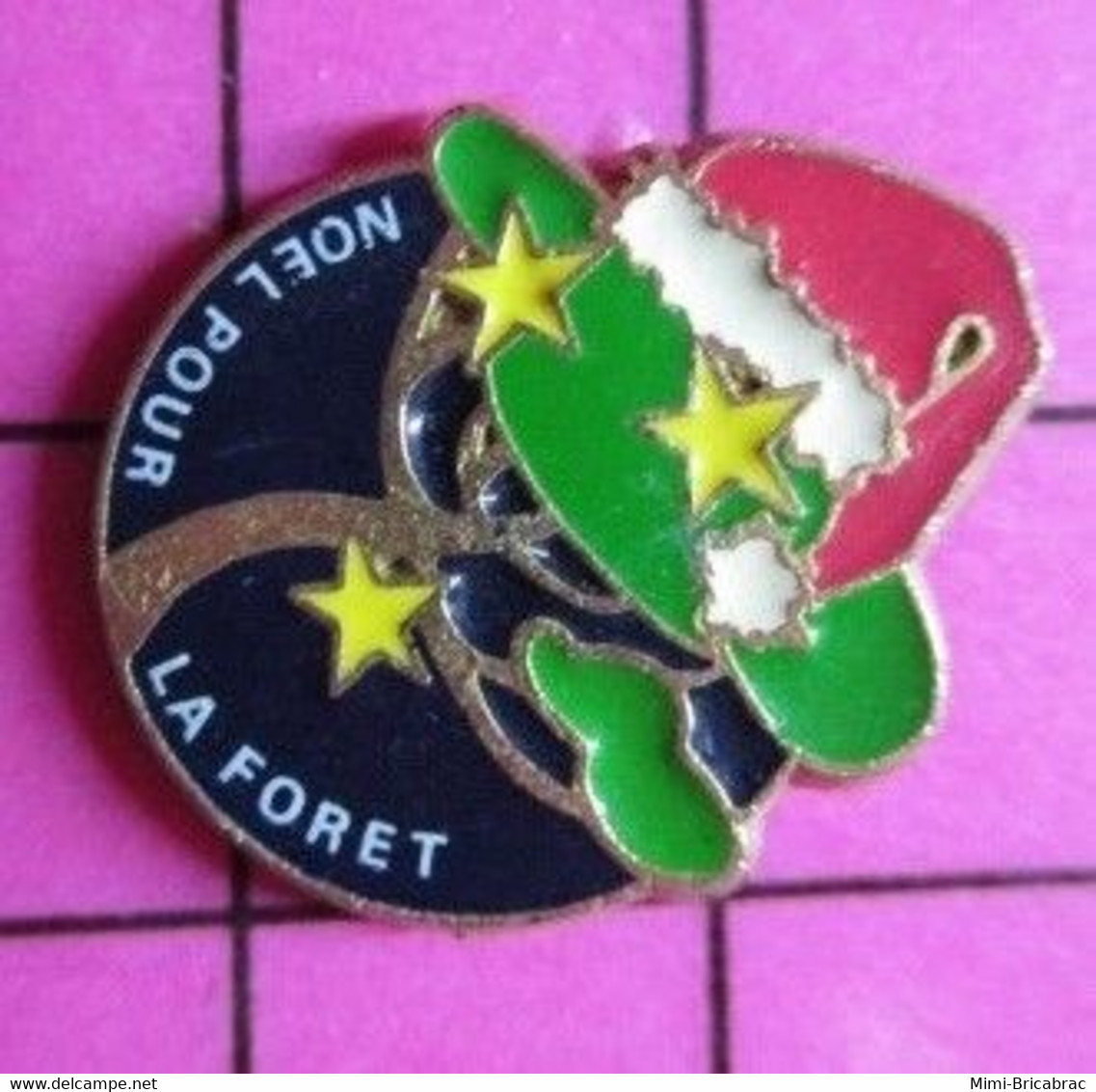 915c Pin's Pins / Beau Et Rare / THEME : NOEL / BONNET ROUGE NOEL POUR LA FORET Marie T'a Rien Demandé !!! - Navidad