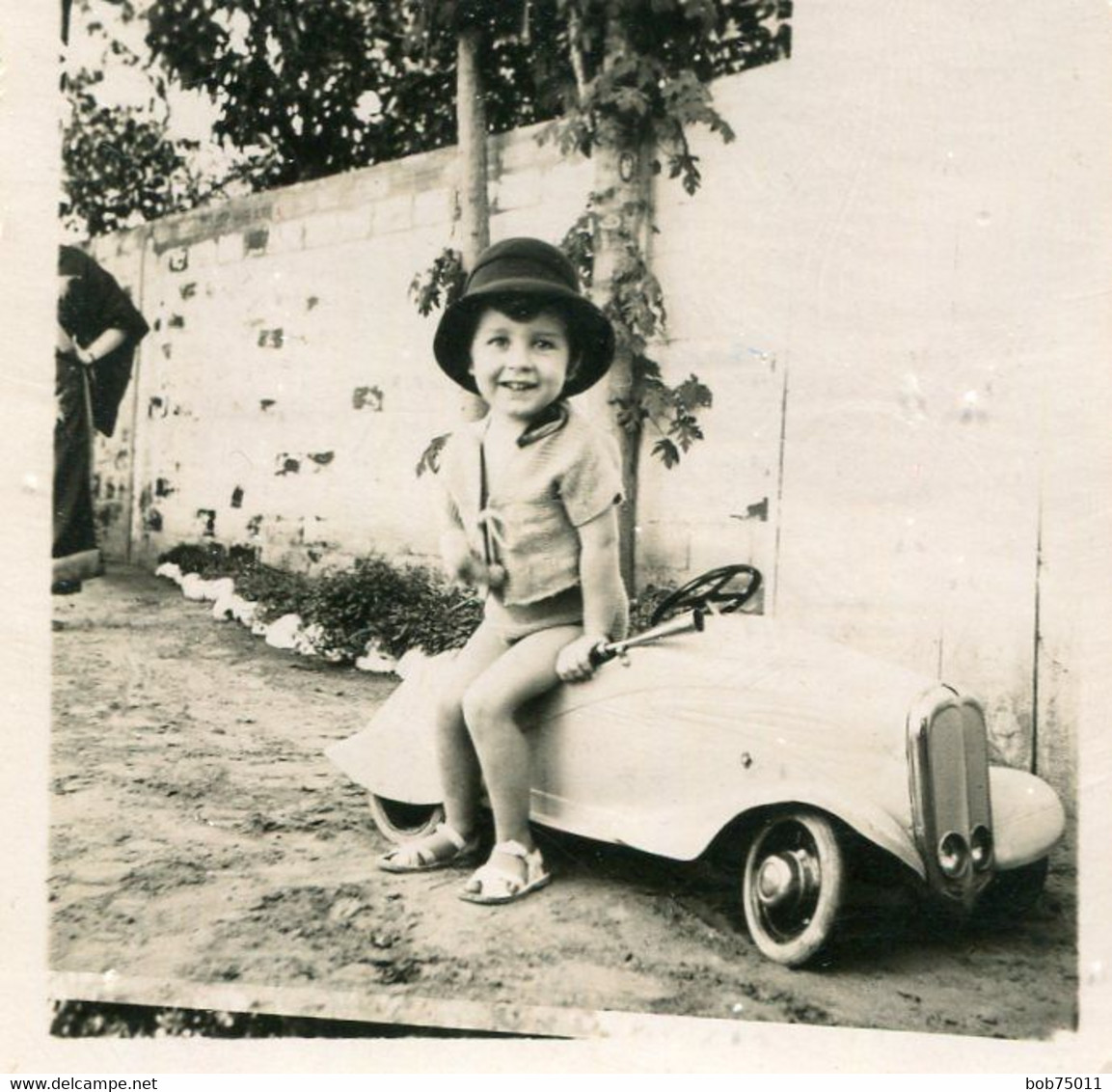 Photo D'une Petite Fille Souriante Posant Assise Sur Sa Petite Voiture A Pédale En 1935 - Automobile