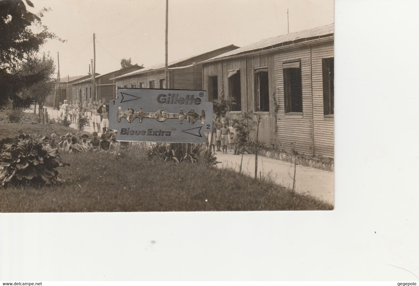 SAINT QUENTIN  - Des Jeunes Enfants Posant Devant Des Baraquements : Est-ce Une Colonie De Vacances ?  ( Carte-photo ) - Saint Quentin