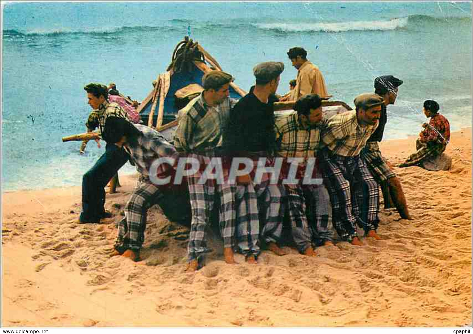 CPM Nazare Portugal Pushing In The Boat Into The Water - Autres & Non Classés