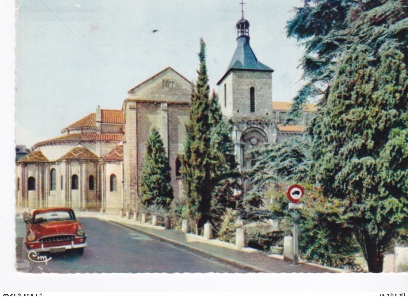 CPSM GF Dentelée Poitiers église St Hilaire Le Grand,  Véhicule Vedette ? - Voitures De Tourisme