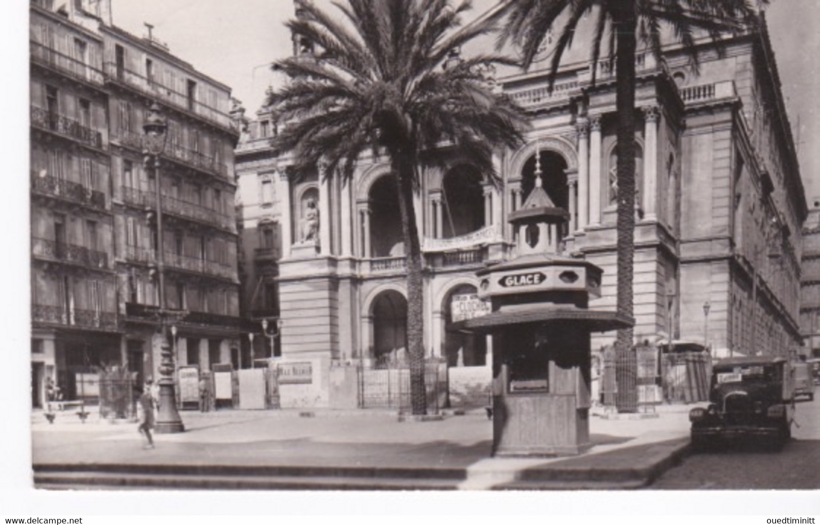 Taxi Devant Le Théâtre Municipal De Toulon. - Taxis & Cabs