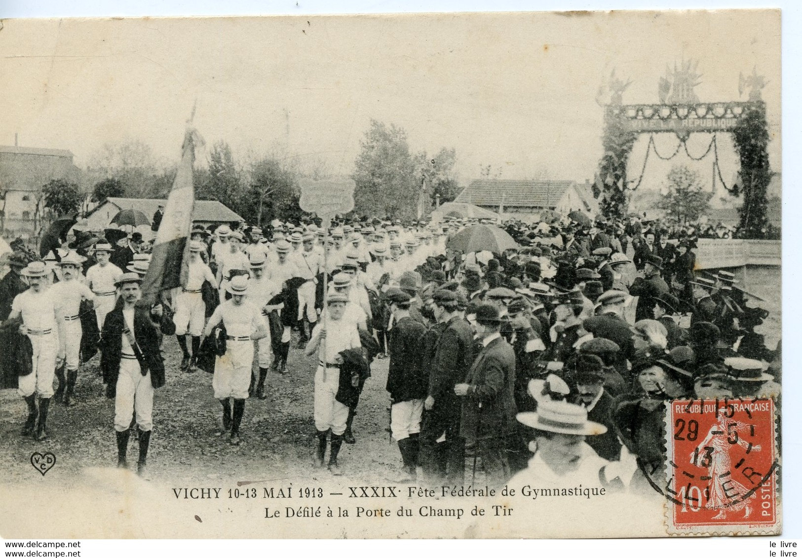 CPA 03 VICHY. FETE FEDERALE 1913. LE DEFILE A LA PORTE DU CHAMP DE TIR - France - 1913 - Receptions