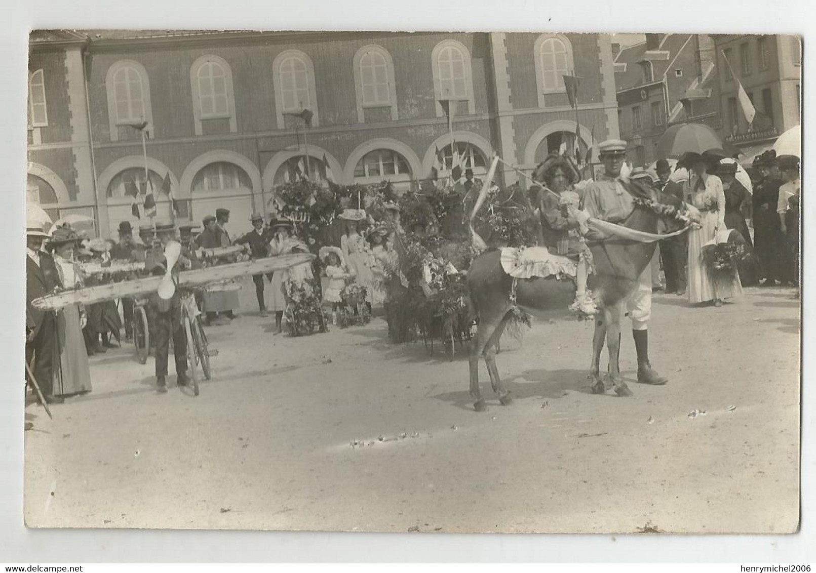 Carte Photo Place Animée Corso Fete Ane ..a Vichy 03 Allier ? - Zu Identifizieren