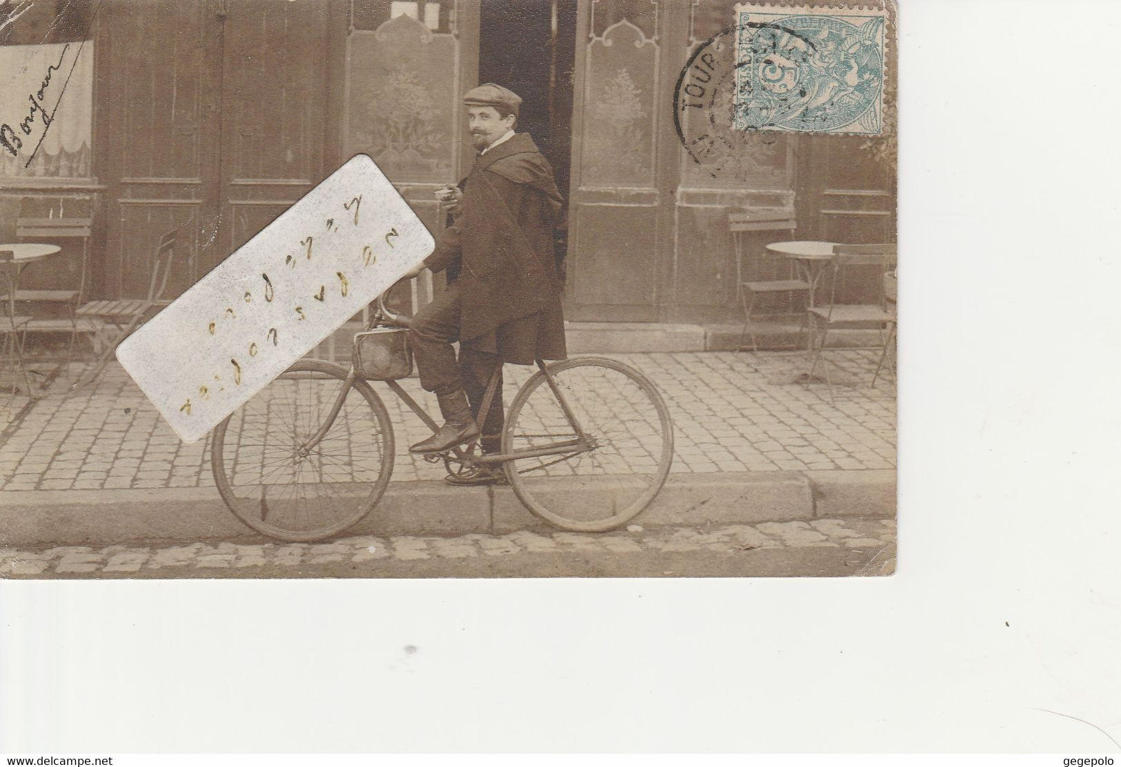 TOURS - Un Cycliste Qui Pose Devant Un Café    ( Carte Photo Postée De Tours Gare En 1905?  ) - Tours