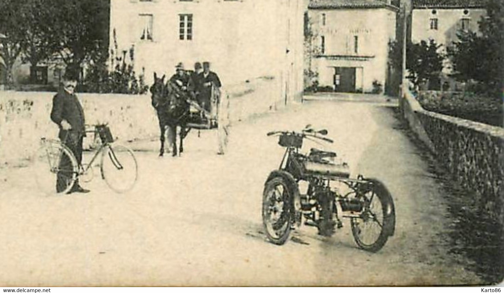 Rochemaure * Vue Sur Les écoles Et Le Vieux Village * Moto Tricycle Motocyclette - Rochemaure