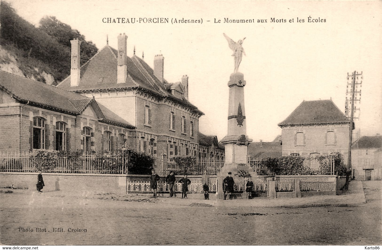 Château Porcien * Le Monument Aux Morts Et Les écoles * Rue - Chateau Porcien