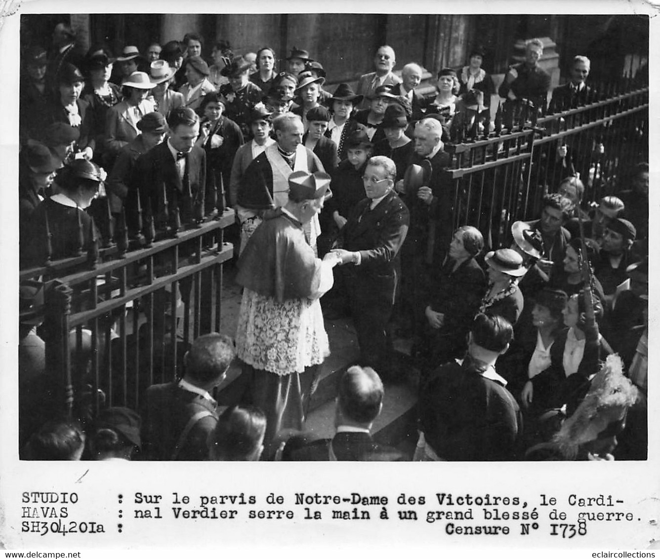 Photographie:      Parvis N.D Des Victoires Cardinal Verdier Serre La Main Des Blessés  (voir Scan Et Commentaires) - Sonstige & Ohne Zuordnung