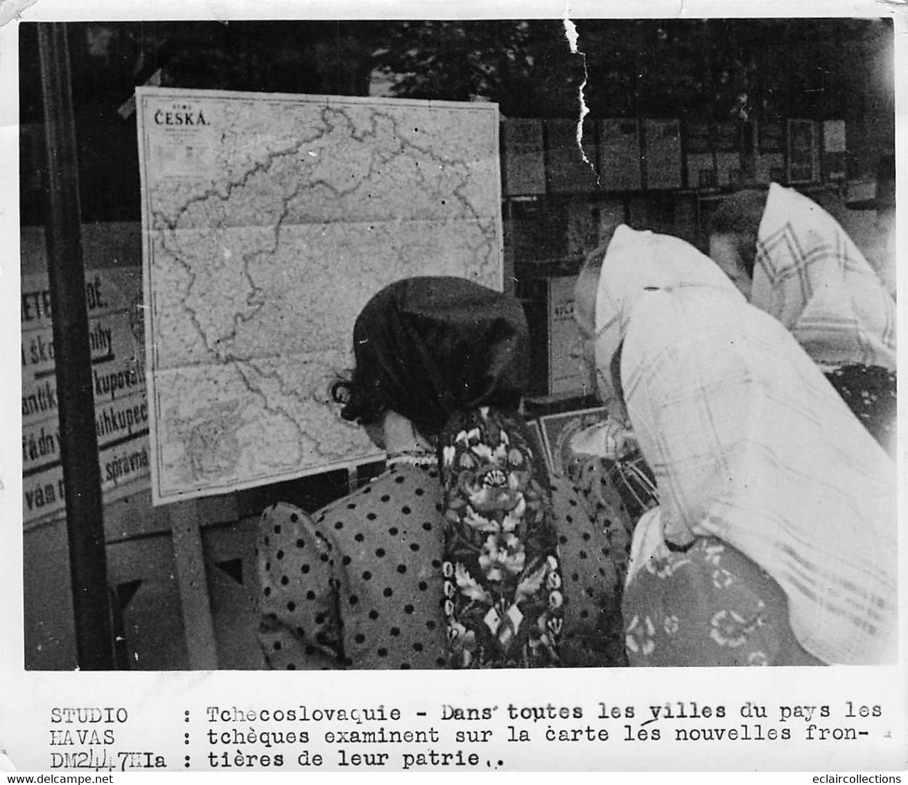 Photographie:     Tchécoslovaquie La Nouvelle Carte Frontière  .     Déchirure  (voir Scan Et Commentaires) - Autres & Non Classés