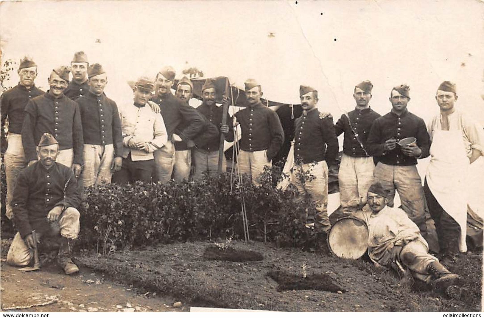 Toul  ?        54        Carte Photo   . Groupe De Militaires    -  Pli -       (voir Scan) - Toul