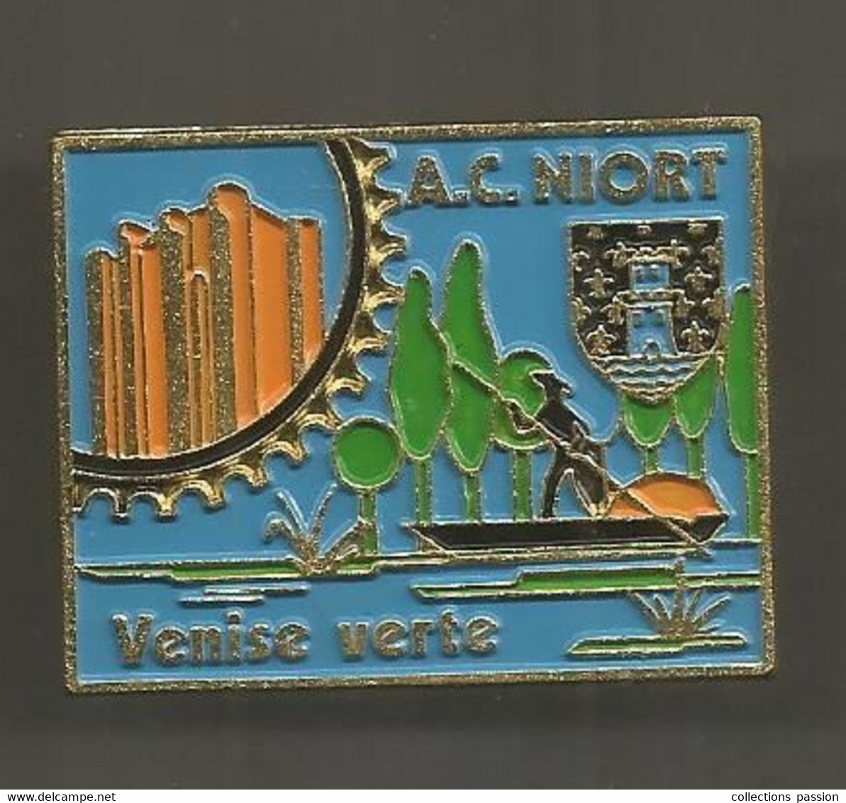 Insigne , Sports , Cyclisme , A.C. NIORT , AMICALE DES CYCLOS NIORTAIS ,, 45 X 40 Mm , 2 Scans ,frais Fr 2.75 E - Cycling