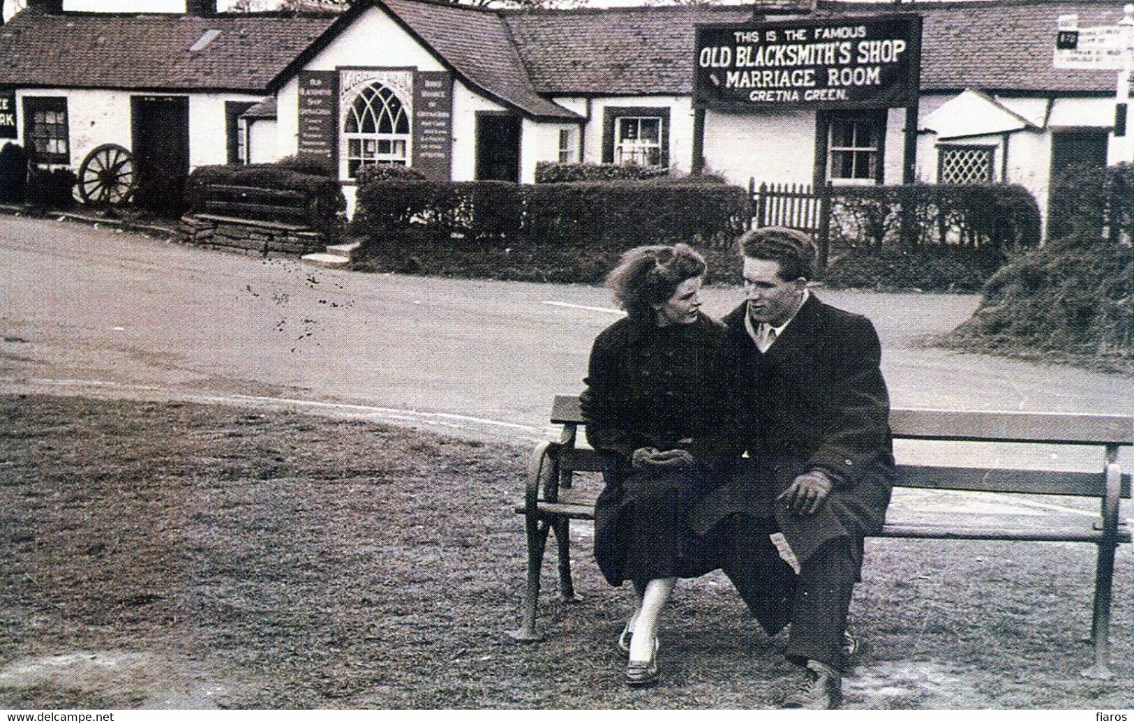 "Gretna Green, April 1956" Old Blacksmith's Shop, Scotland, Marriage, Young Couple [CPM Nostalgia Postcard Reproduction] - Noces