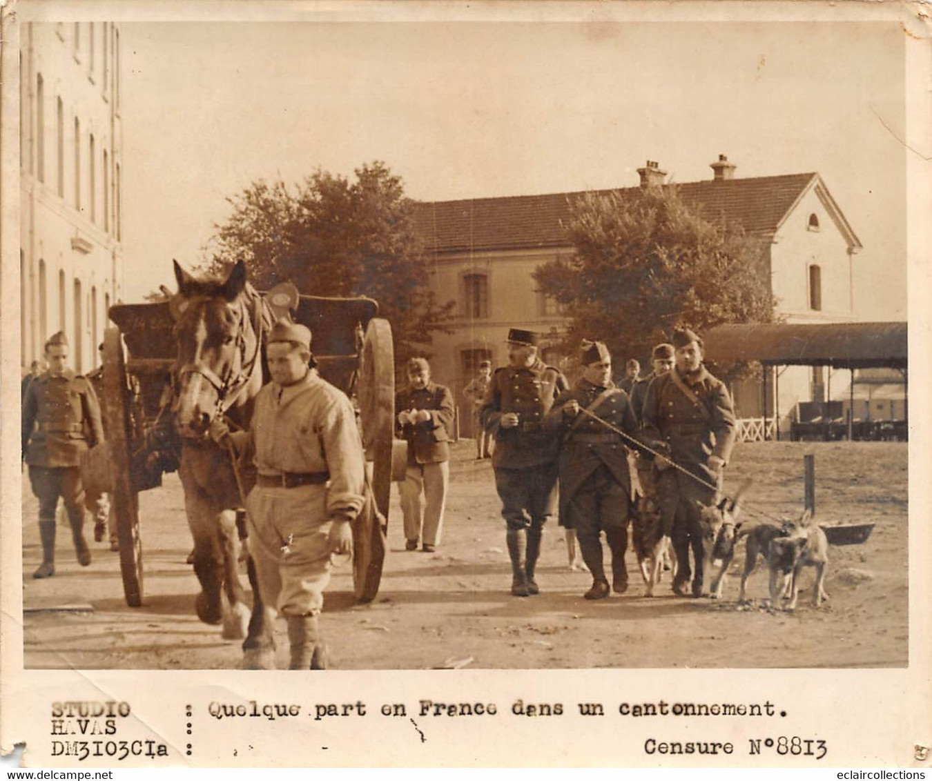 Photographie:    Guerre  Quelque Part En France Dans Un Cantonnement     (voir Scan Et Commentaires) - War, Military
