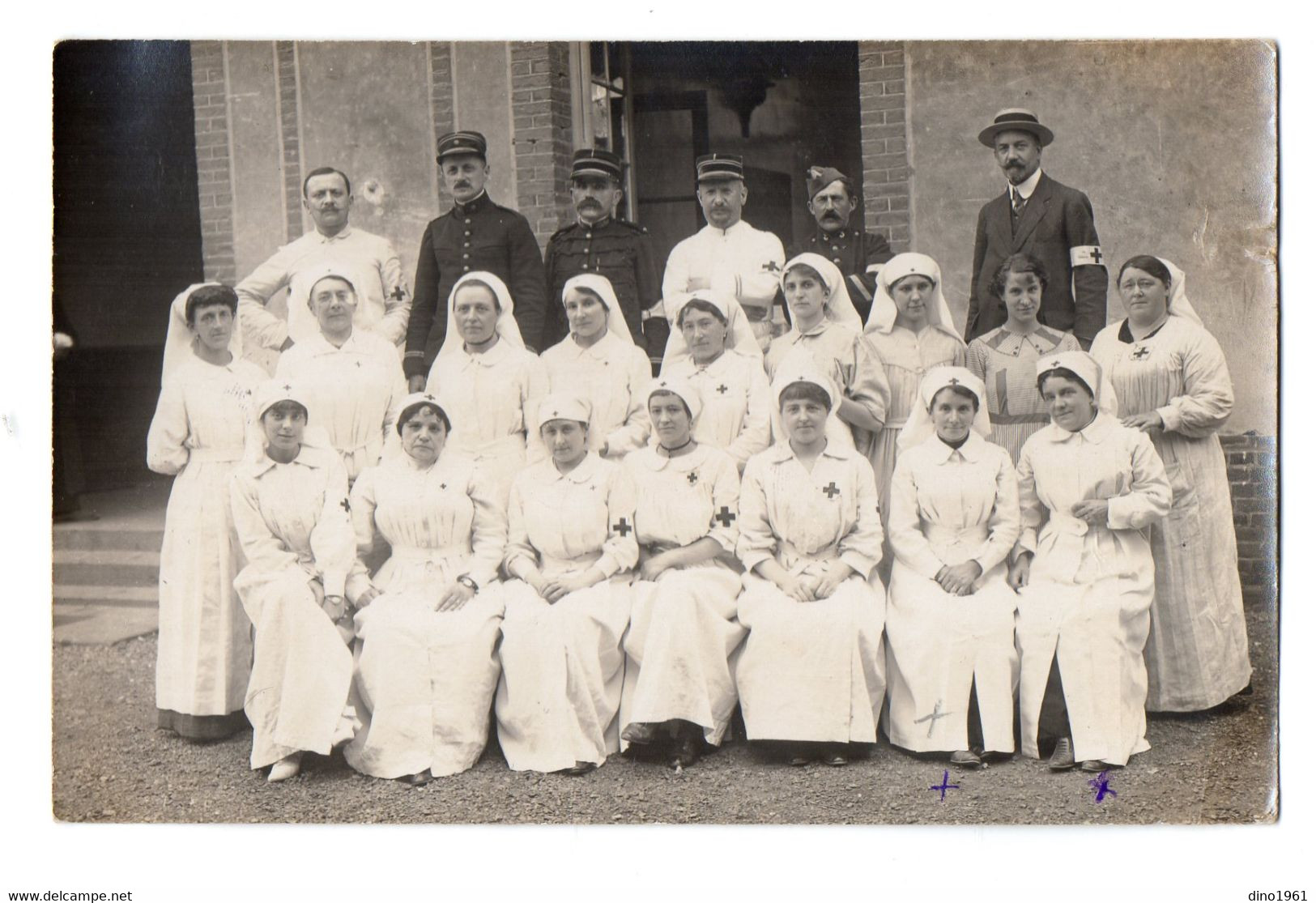 CPA 3096 - MILITARIA - Carte Photo Militaire - Croix - Rouge - Hopital De BERNAY - Un Groupe D'Infirmières Et Médecins - Personnages