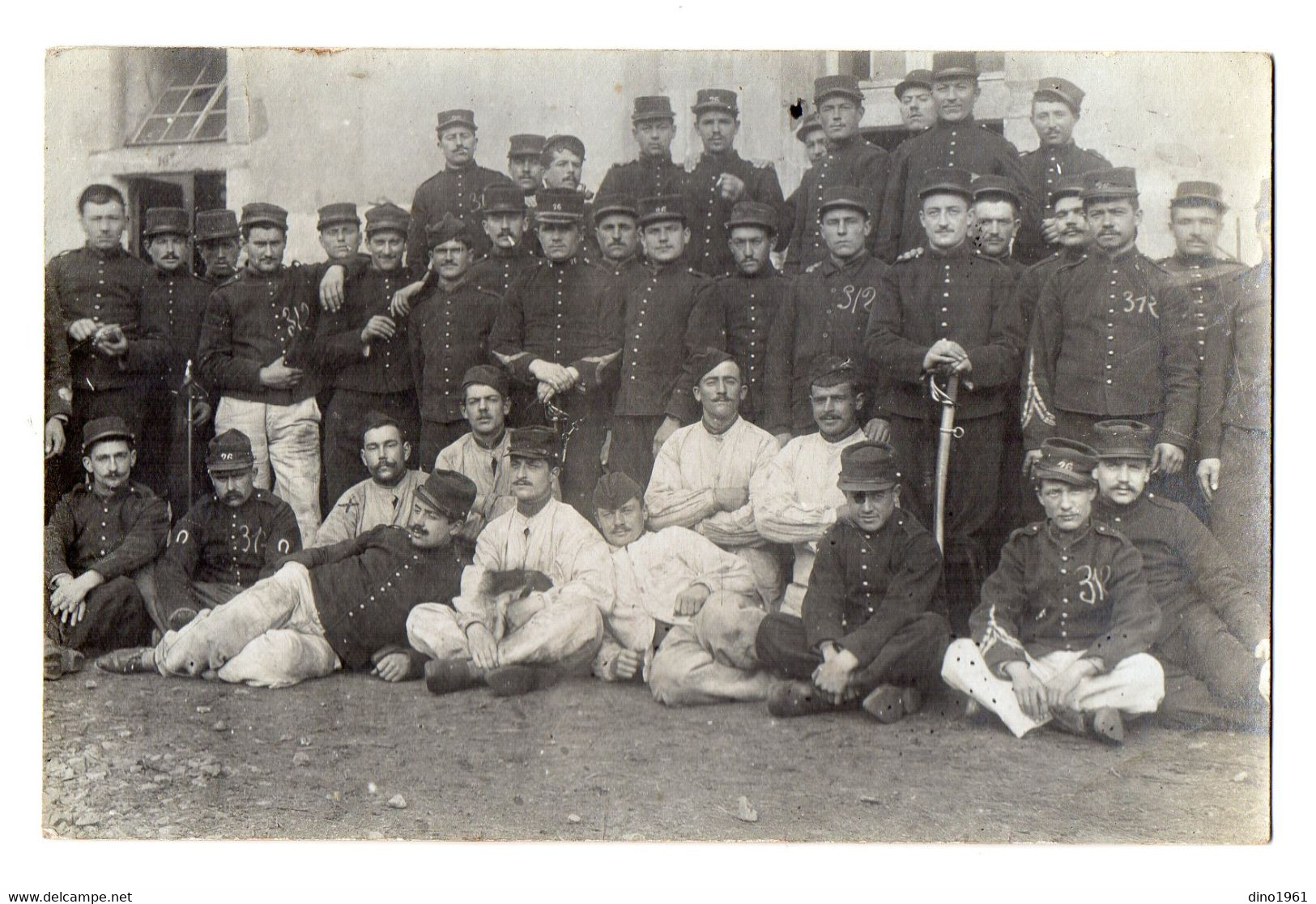 CPA 3098 - MILITARIA - Carte Photo Militaire - LE MANS - Un Groupe De Soldats N° 26 Sur Les Képis - Personnages