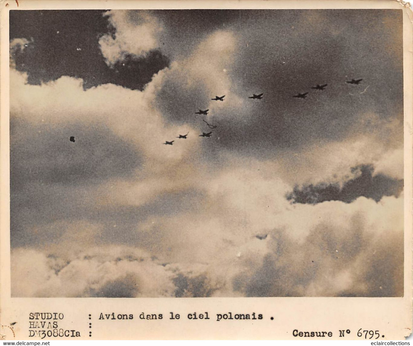 Photographie      Guerre  Avions Dans Le Ciel Polonais      (voir Scan Et Commentaires) - Krieg, Militär