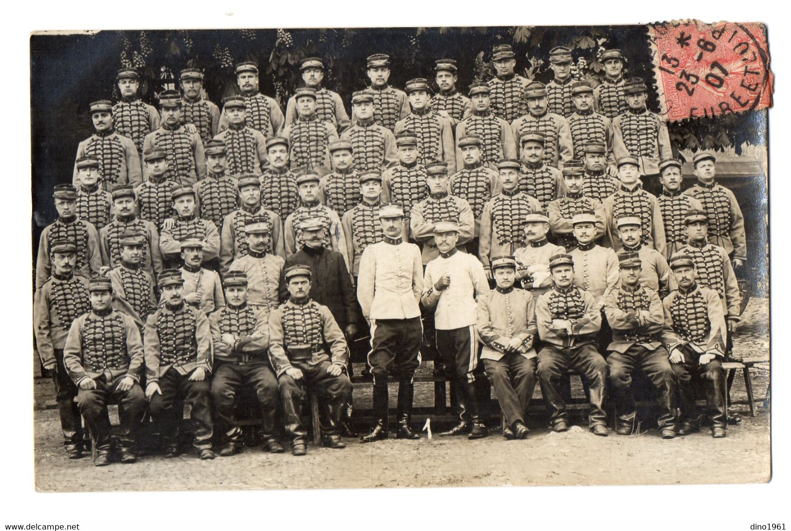 CPA 3103 - MILITARIA - Carte Photo Militaire - CHATEAUDUN - Un Groupe De Chasseurs N° 1 Sur Les Cols - Personen