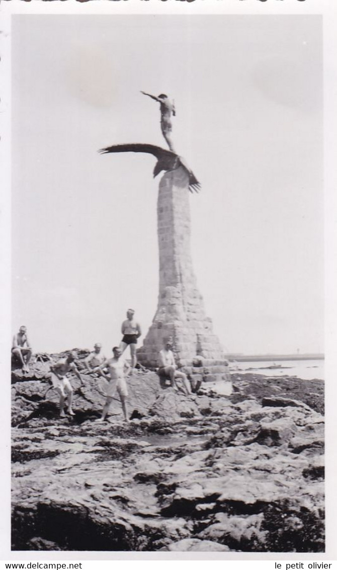 PHOTO ORIGINALE 39 / 45 WW2 WEHRMACHT FRANCE SAINT NAZAIRE SOLDATS ALLEMANDS DEVANT LE MONUMENT AMÉRICAIN - Krieg, Militär