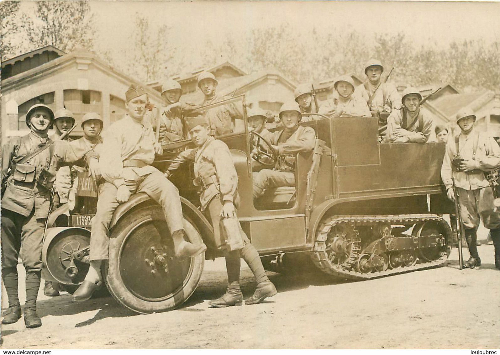 CARTE PHOTO GROUPE DE SOLDATS SUR ENGIN BLINDE - Equipment